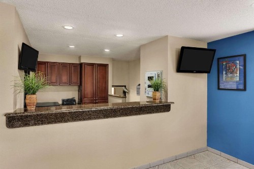 Days Inn by Wyndham Orange Park/Jacksonville - image 11