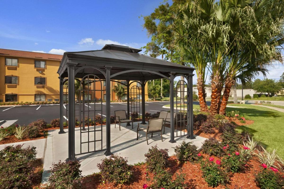 Days Inn by Wyndham Orange Park/Jacksonville - image 3