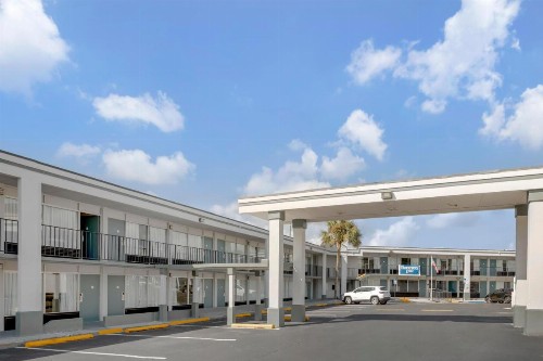 Zen Living Suites Extended Stay - Jacksonville - Orange Park - image 9