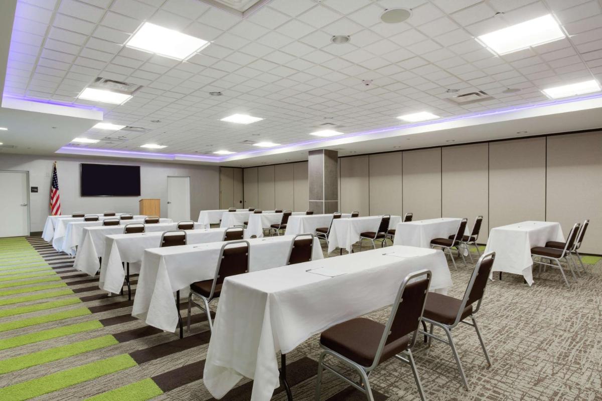 Hampton Inn and Suites Jacksonville/Orange Park FL - image 2