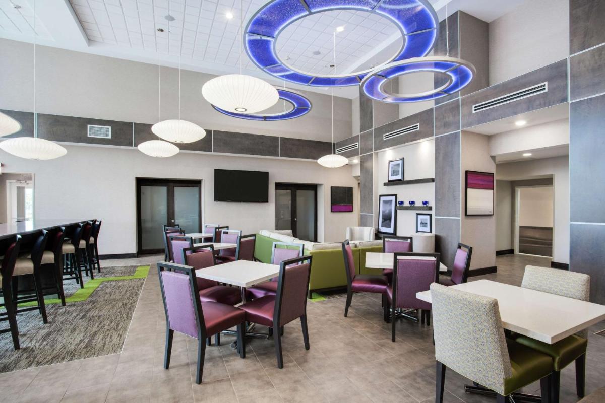 Hampton Inn and Suites Jacksonville/Orange Park FL - image 3