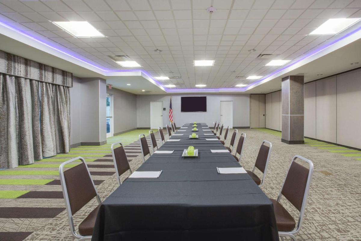 Hampton Inn and Suites Jacksonville/Orange Park FL - image 4