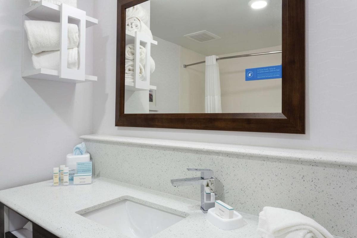 Hampton Inn and Suites Jacksonville/Orange Park FL - image 7