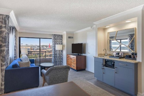 Embassy Suites by Hilton Anaheim-Orange - image 32