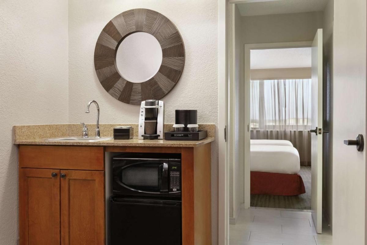 Embassy Suites by Hilton Orlando International Drive ICON Park - image 5