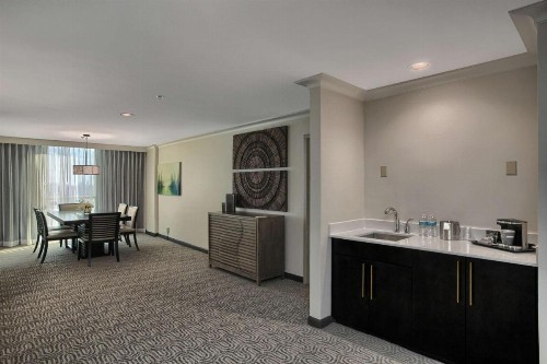 DoubleTree by Hilton at the Entrance to Universal Orlando - image 25