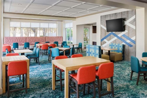 Hilton Garden Inn Orlando at SeaWorld - image 9