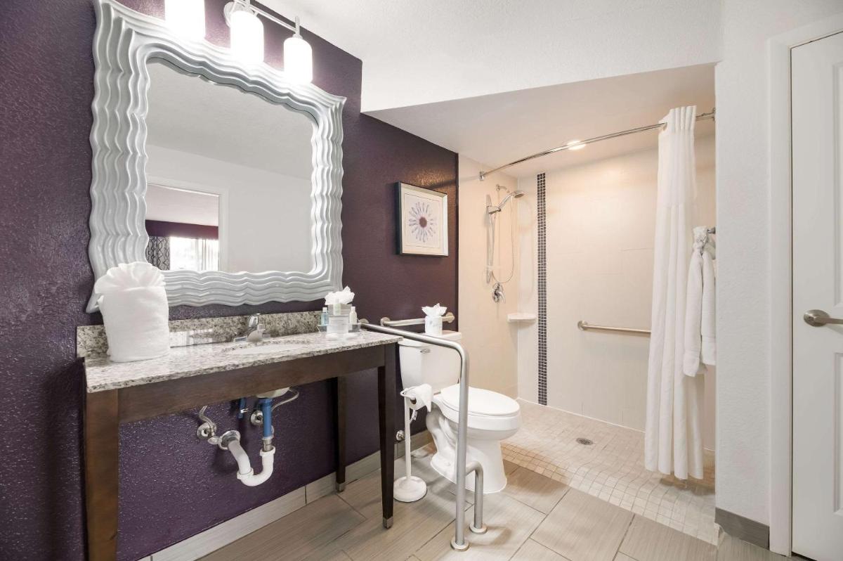 Clarion Inn & Suites Across From Universal Orlando Resort - image 2