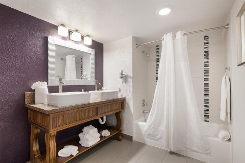 Clarion Inn & Suites Across From Universal Orlando Resort - image 20