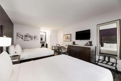 Clarion Inn & Suites Across From Universal Orlando Resort - image 21