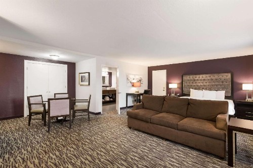 Clarion Inn & Suites Across From Universal Orlando Resort - image 22