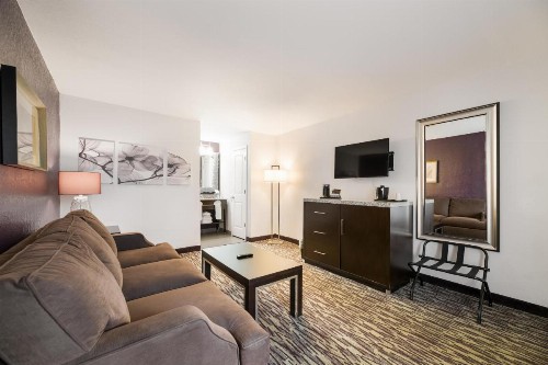 Clarion Inn & Suites Across From Universal Orlando Resort - image 25