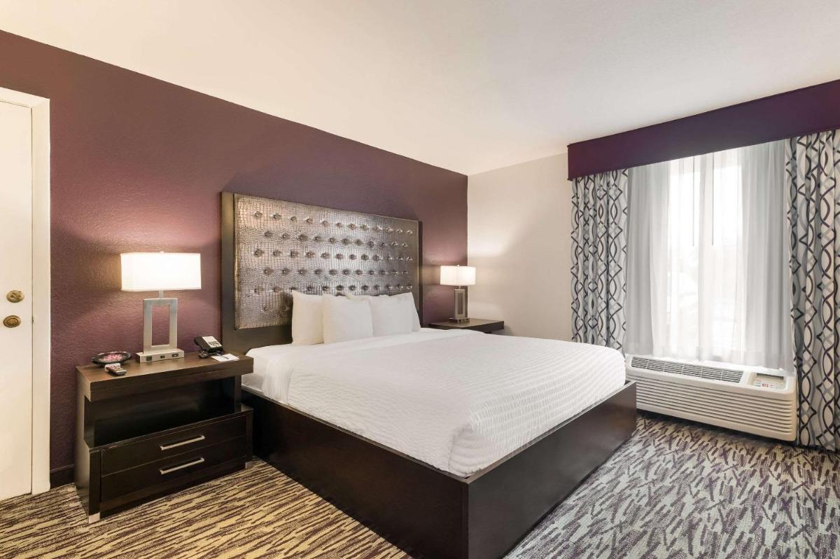 Clarion Inn & Suites Across From Universal Orlando Resort - image 3