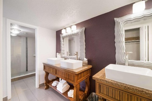 Clarion Inn & Suites Across From Universal Orlando Resort - image 31