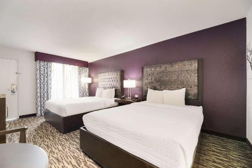Clarion Inn & Suites Across From Universal Orlando Resort - image 34