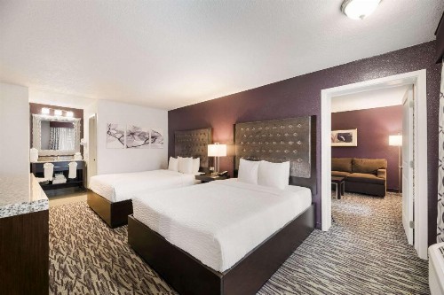 Clarion Inn & Suites Across From Universal Orlando Resort - image 36