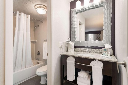 Clarion Inn & Suites Across From Universal Orlando Resort - image 37