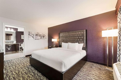 Clarion Inn & Suites Across From Universal Orlando Resort - image 40