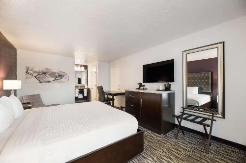 Clarion Inn & Suites Across From Universal Orlando Resort - image 41