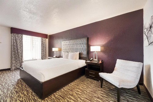 Clarion Inn & Suites Across From Universal Orlando Resort - image 42