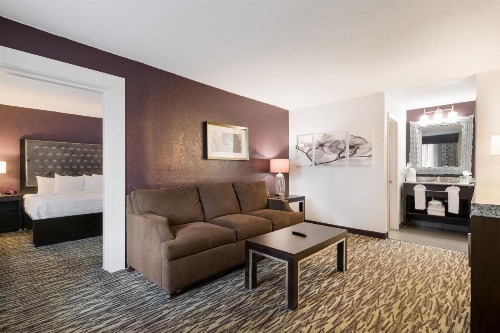 Clarion Inn & Suites Across From Universal Orlando Resort - image 45