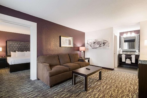Clarion Inn & Suites Across From Universal Orlando Resort - image 46