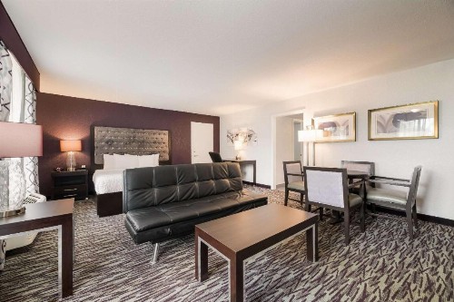 Clarion Inn & Suites Across From Universal Orlando Resort - image 49