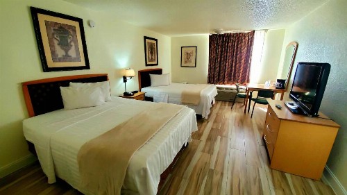 Monumental Movieland Hotel - image 13