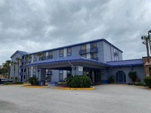 Monumental Movieland Hotel - image 2