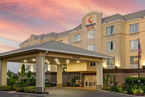 Comfort Suites Near Universal Orlando Resort - image 2