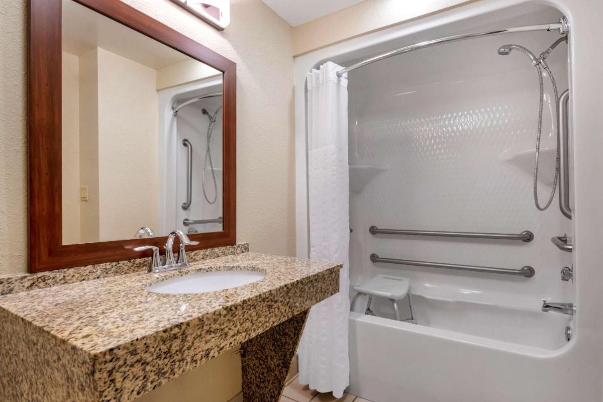 Comfort Suites Near Universal Orlando Resort - image 7