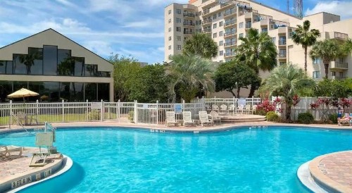 Enclave Suites a staySky Hotel & Resort - image 2