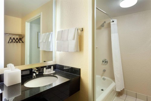 Fairfield Inn & Suites by Marriott Orlando Lake Buena Vista in the Marriott Village - image 23