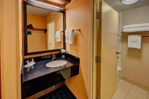 Fairfield Inn and Suites by Marriott Orlando Near Universal Orlando - image 10