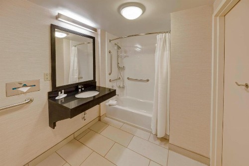 Fairfield Inn and Suites by Marriott Orlando Near Universal Orlando - image 9
