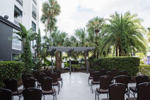 Holiday Inn & Suites Across From Universal Orlando an IHG Hotel - image 12