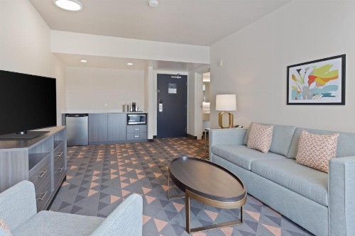 Holiday Inn & Suites Across From Universal Orlando an IHG Hotel - image 19