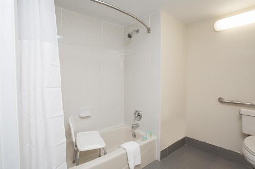 Days Inn & Suites by Wyndham Orlando Airport - image 26