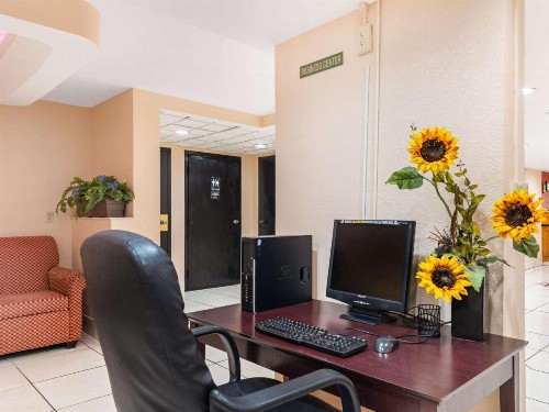 Quality Inn & Suites Orlando Airport - image 11