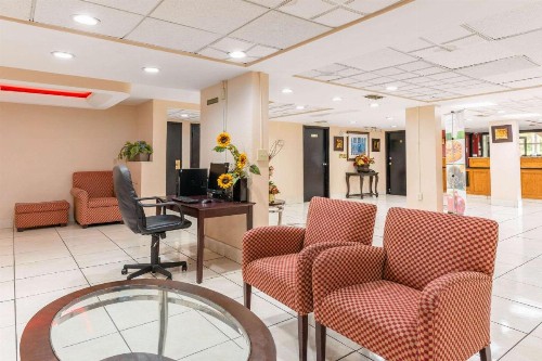 Quality Inn & Suites Orlando Airport - image 2