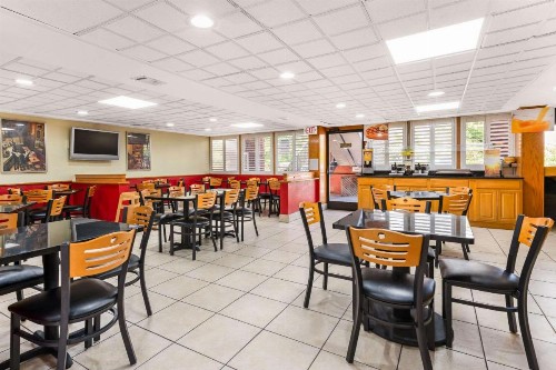 Quality Inn & Suites Orlando Airport - image 7