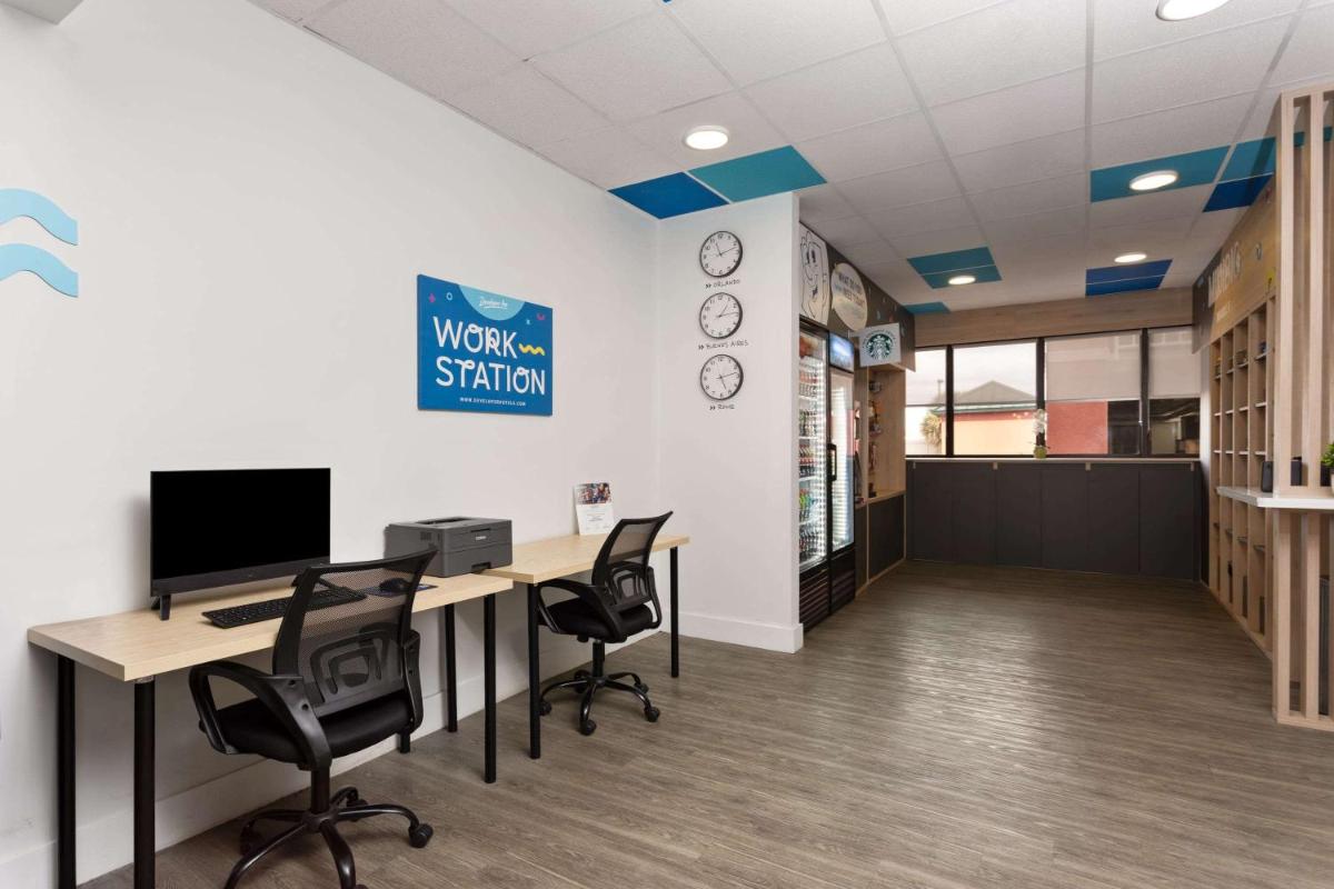 Days Inn by Wyndham Orlando Near Millenia Mall - image 2