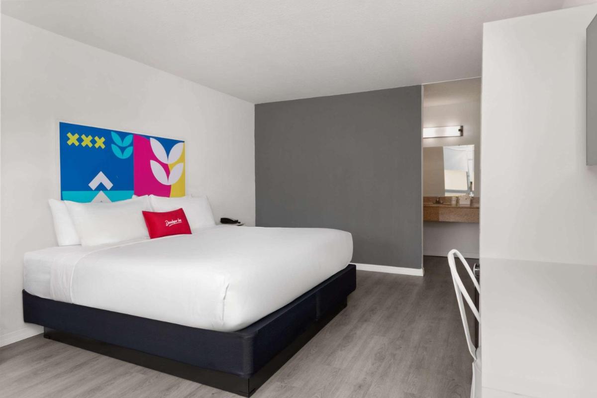 Days Inn by Wyndham Orlando Near Millenia Mall - image 3