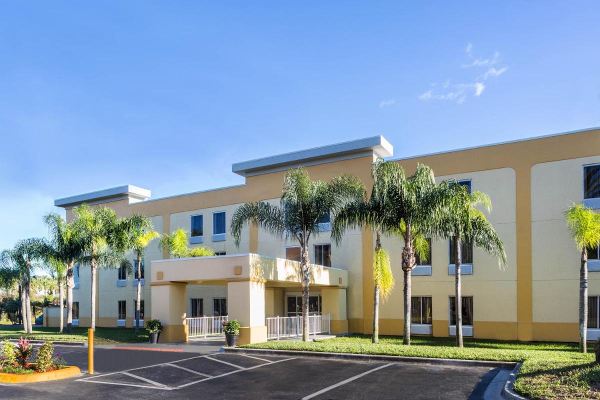 La Quinta by Wyndham Orlando Universal area - image 6