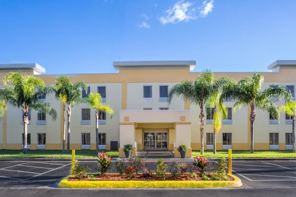 La Quinta by Wyndham Orlando Universal area - image 7
