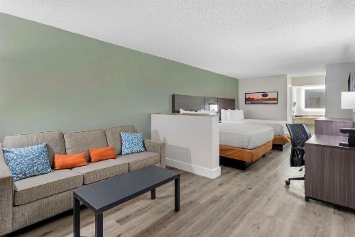 Days Inn & Suites by Wyndham Orlando East UCF Area