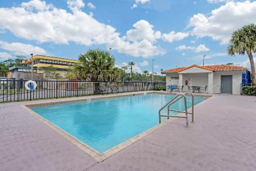 Days Inn & Suites by Wyndham Orlando East UCF Area - image 2
