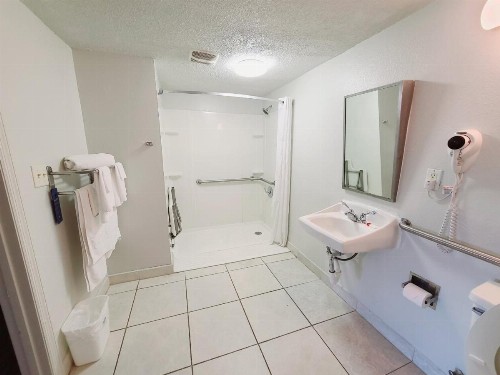 Days Inn & Suites by Wyndham Orlando East UCF Area - image 9