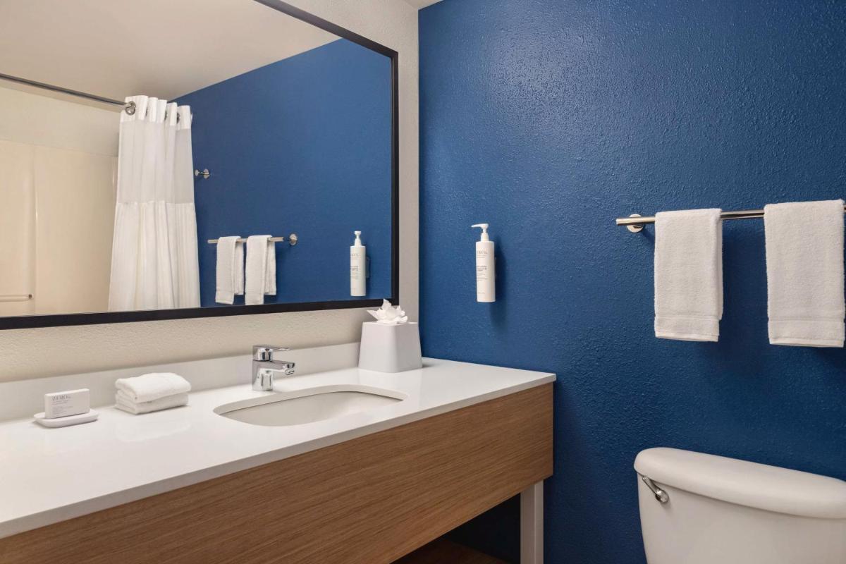 Country Inn & Suites by Radisson Near Universal - image 2