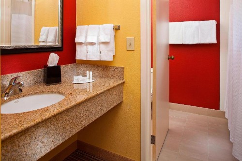 Courtyard by Marriott Orlando Airport - image 4